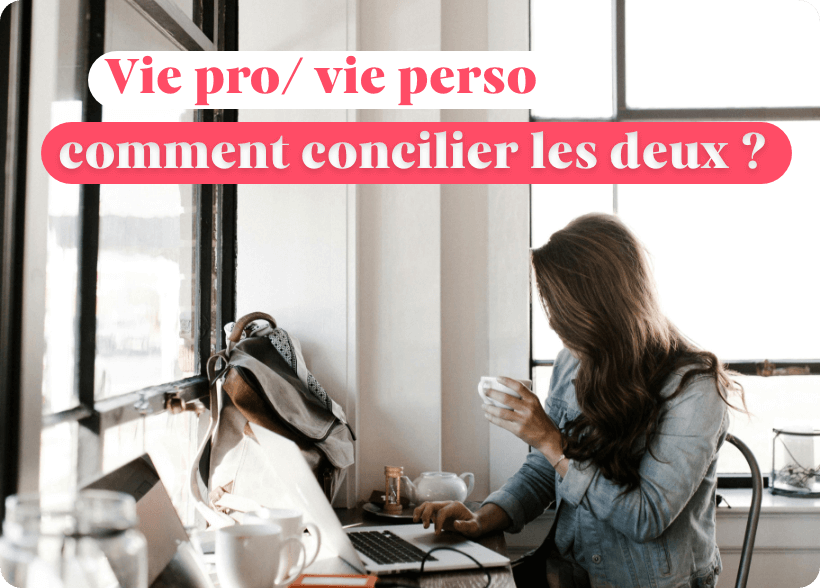 Une personne en train de travailler dans un café