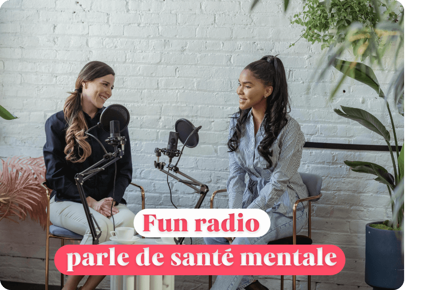 Deux personnes en train d'enregistrer un podcast