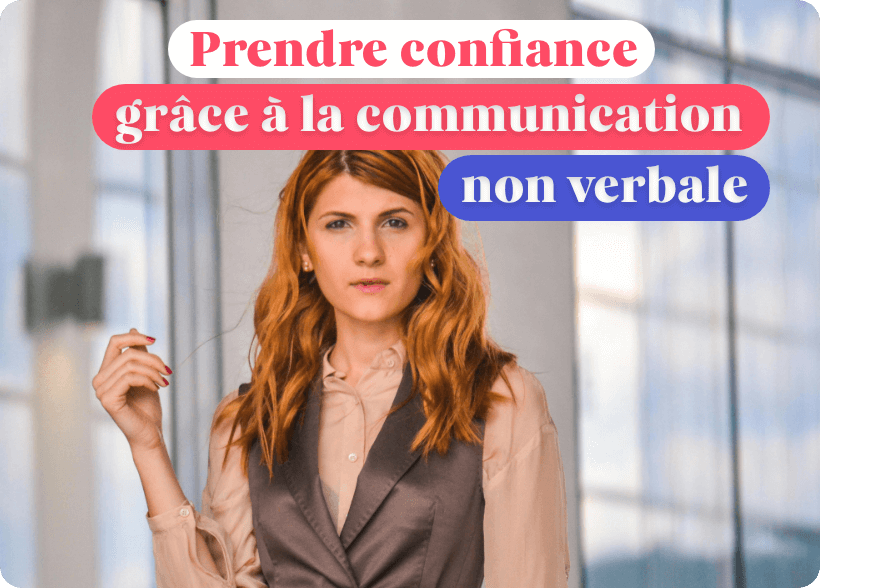 Une femme qui a confiance en elle qui bombe le torse